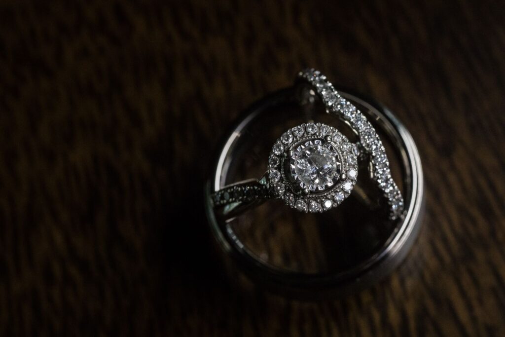 Hopeakoru lähikuvassa